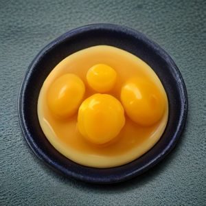 豆包导航站主编在书桌前翻阅产品文档并手写批注的工作照，午后光线透过窗帘落在纸面上
